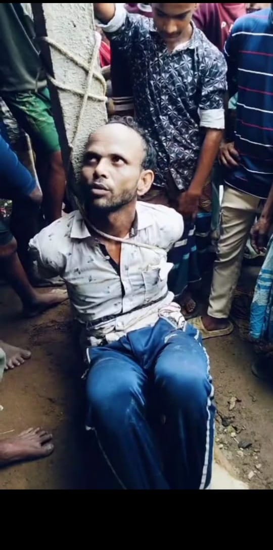 চুরির অভিযোগে যুবলীগ নেতাকে হাত-পা বেঁধে মারধর